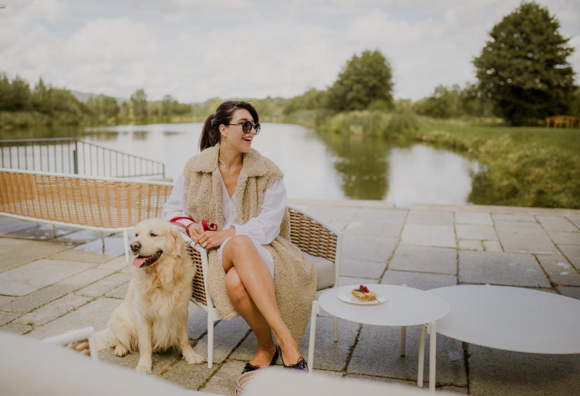 Pałac Pakoszów Jelenia Góra Exterior foto A woman with her dog